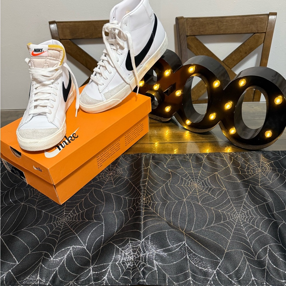 Nike Blazer Mid '77 in White and Black